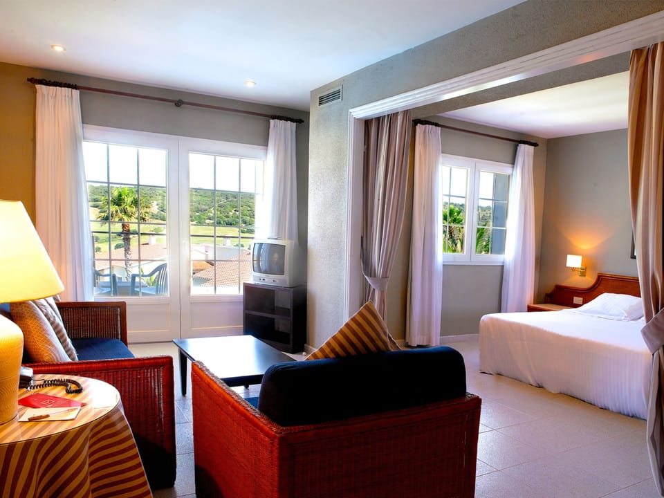 In-room safe, cribs (free), WiFi, bed sheets