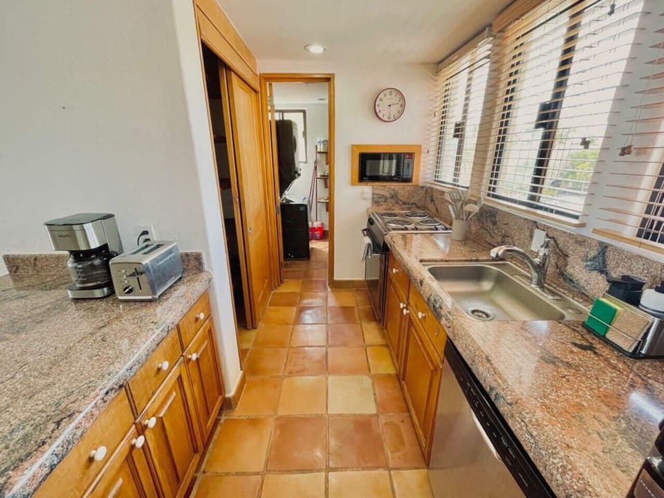Kitchen – Fully equipped kitchen with granite counters.