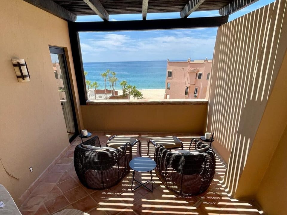 Balcony chairs & ocean view – Cozy terrace with stunning sea views.