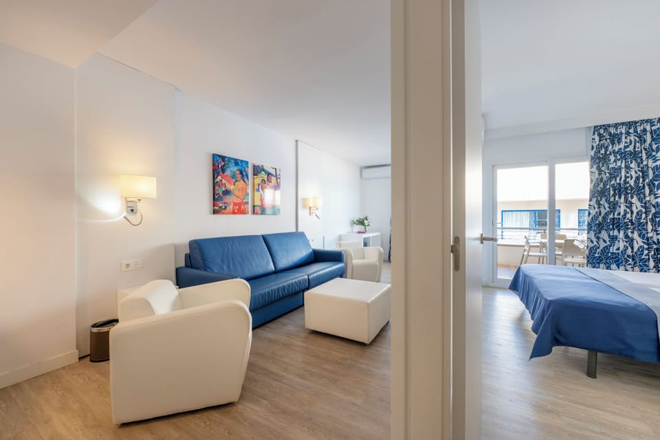 Comfort Suite, Balcony | Minibar, laptop workspace, blackout drapes, free WiFi