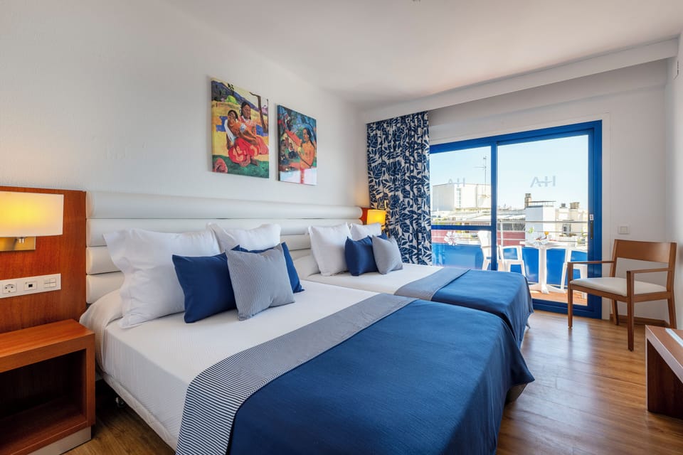 Minibar, laptop workspace, blackout drapes, free WiFi