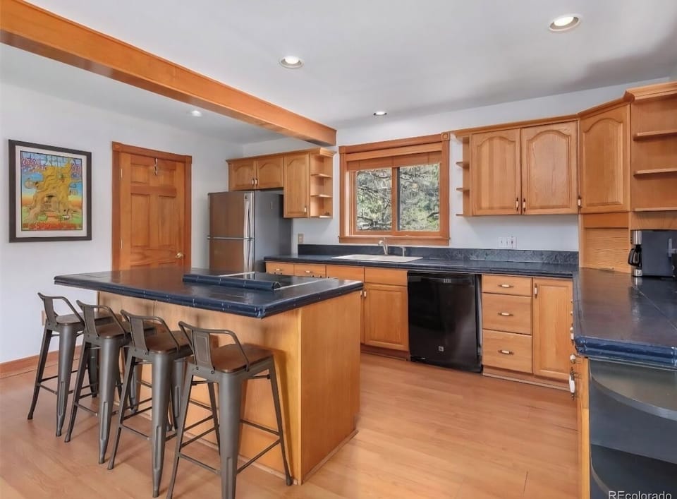 Fully stocked kitchen, perfect for home cooked meals 