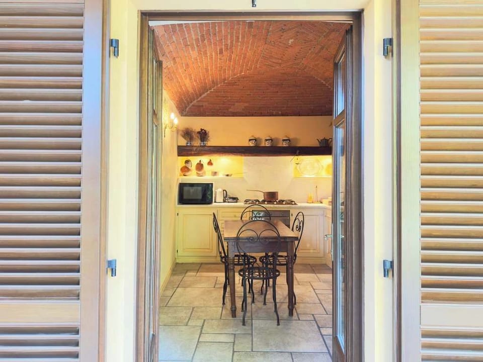 House | 6 bedrooms, desk, high-speed internet