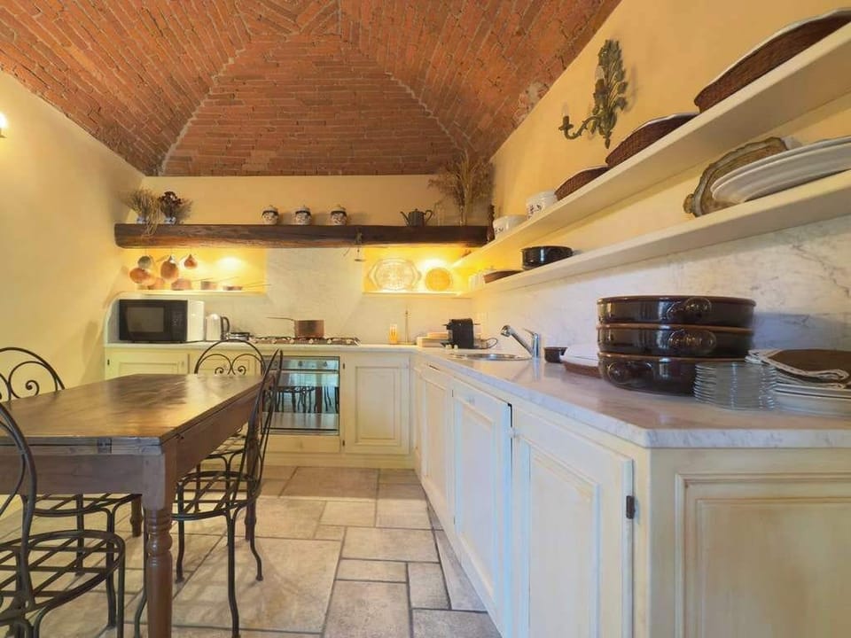 House | 6 bedrooms, desk, high-speed internet
