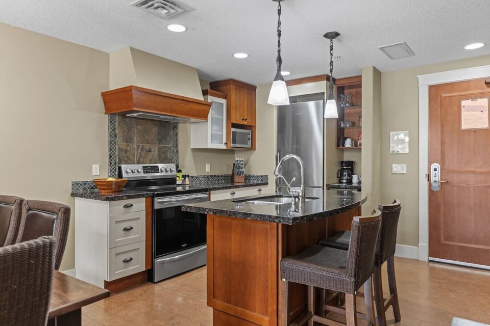 Full kitchen ready for you to prepare your meals!