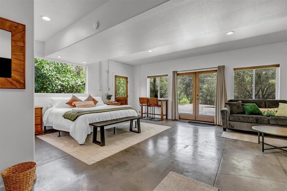 Large Retreat with King Size Bed, french doors out to concrete patio