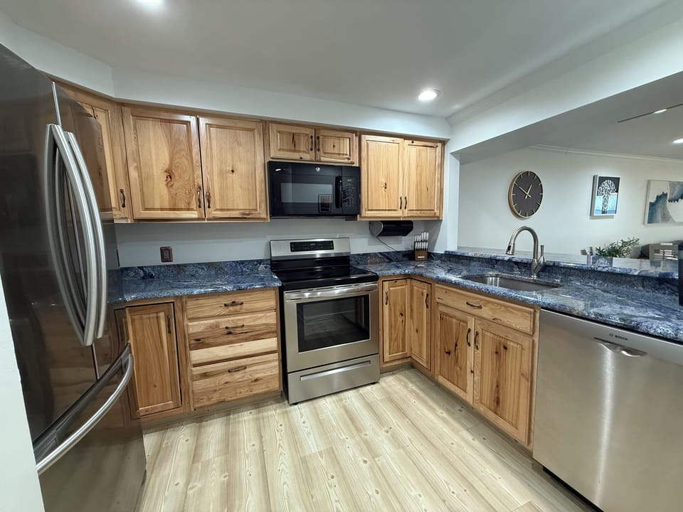 Beautiful full kitchen that has everything you need - except the food!