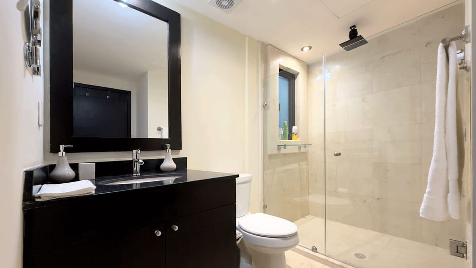 Modern full bathroom #1