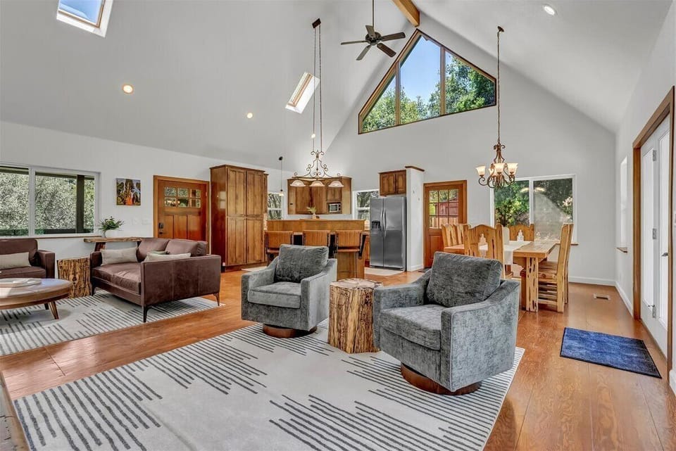 Family room with vaulted ceilings - light and bright large great room!