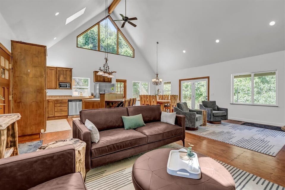 Family room with vaulted ceilings - light and bright large great room!