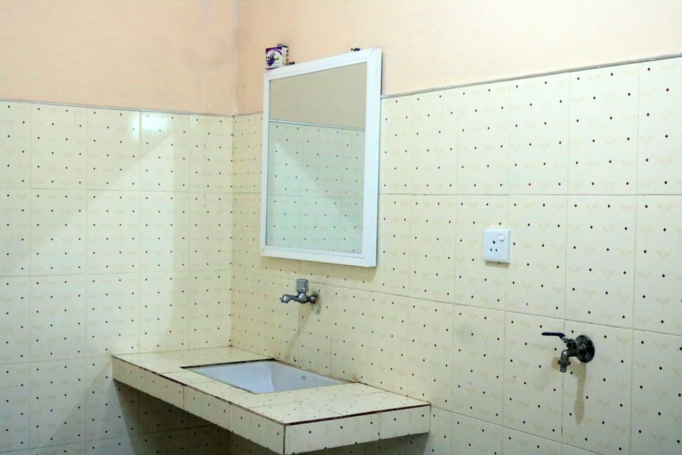 Standard Double Room | Bathroom | Shower, free toiletries, bidet, towels