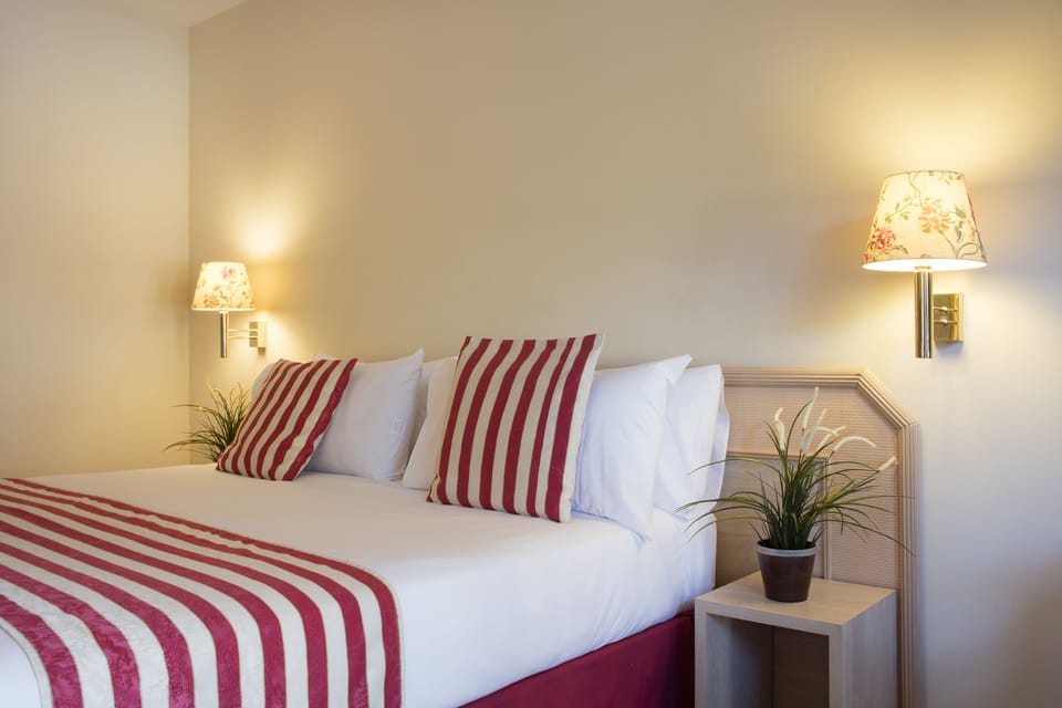 Down comforters, in-room safe, desk, blackout drapes