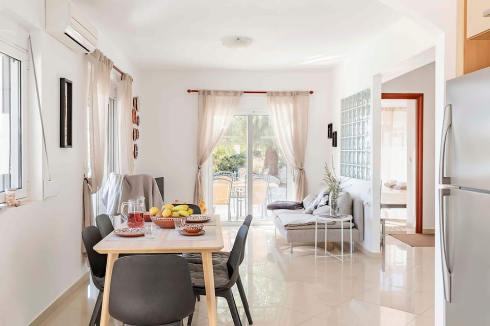 House | 3 bedrooms, desk