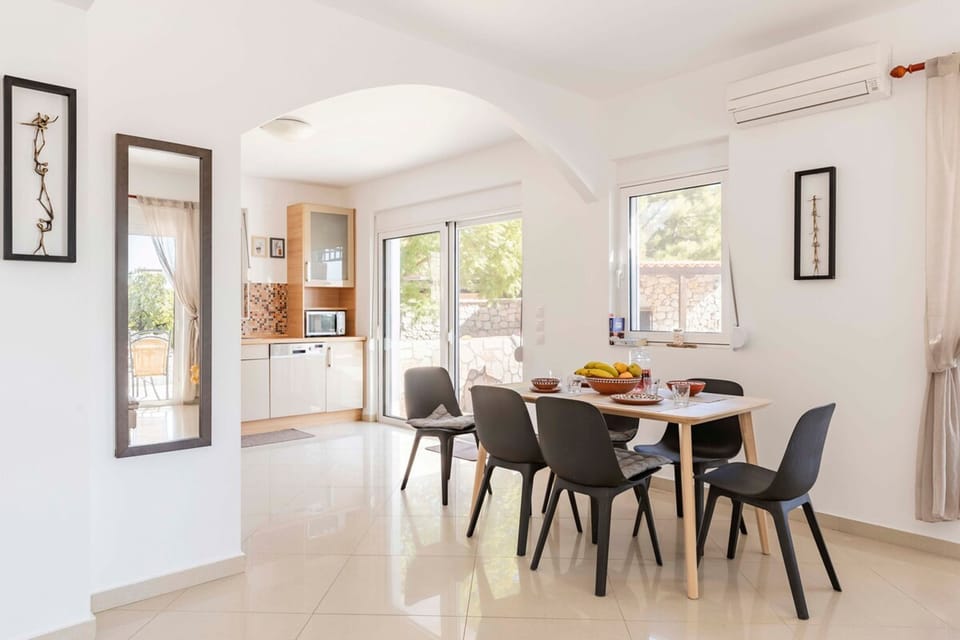 House | 3 bedrooms, desk