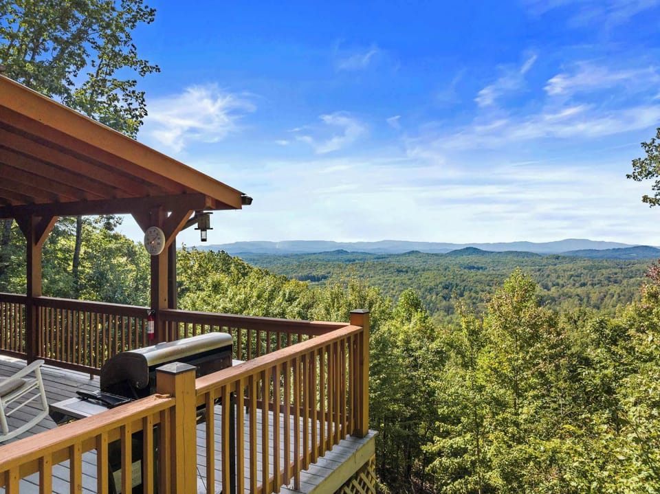 Warning: you might lose track of time just staring at this view. It’s the perfect backdrop for morning brews, golden-hour selfies, or simply doing absolutely nothing.