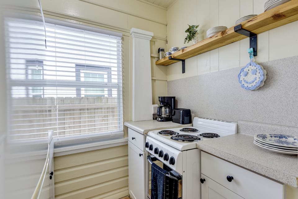 Kitchen | Microwave | Sink