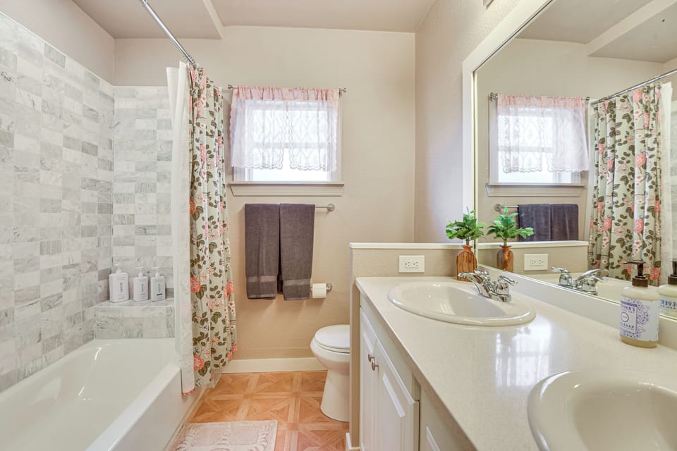 Full Bathroom | Complimentary Toiletries | Towels Provided