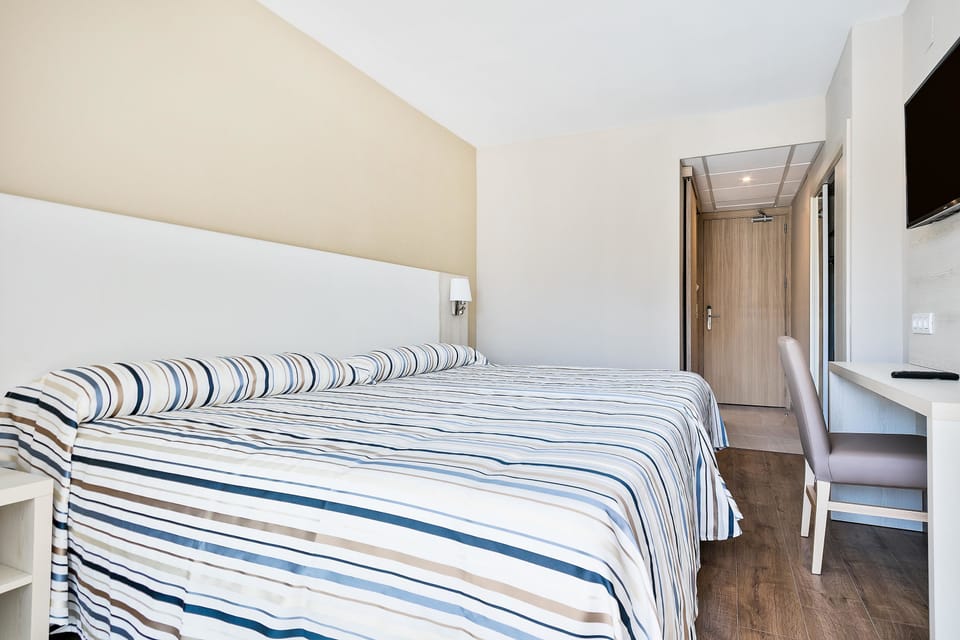 Minibar, in-room safe, desk, WiFi (free)