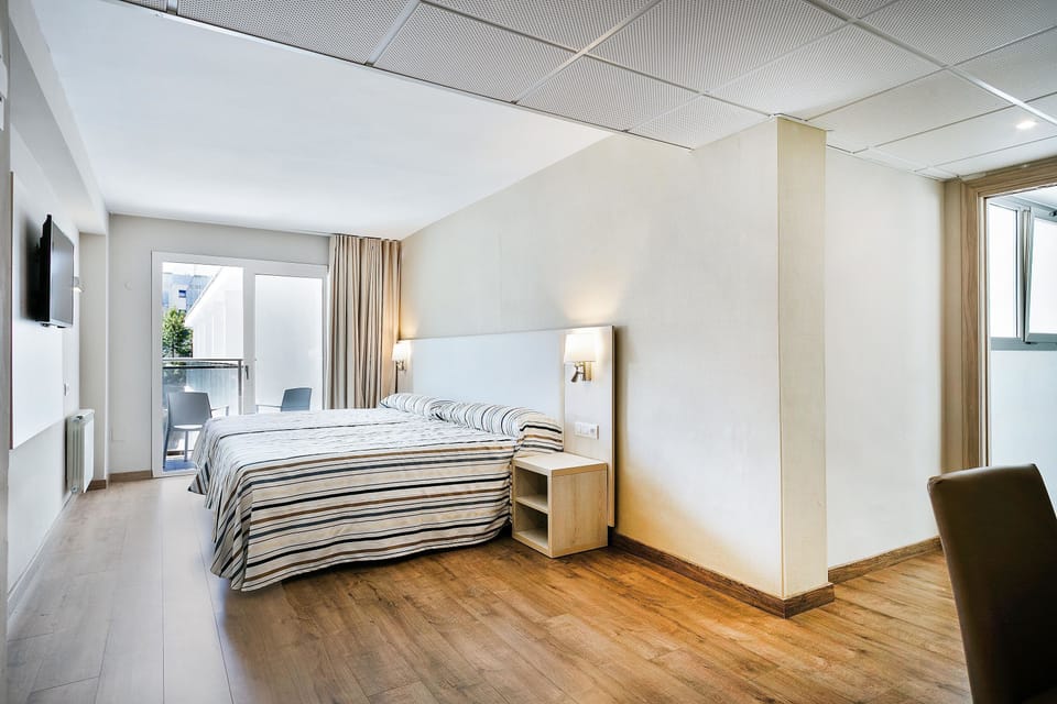 Minibar, in-room safe, desk, WiFi (free)