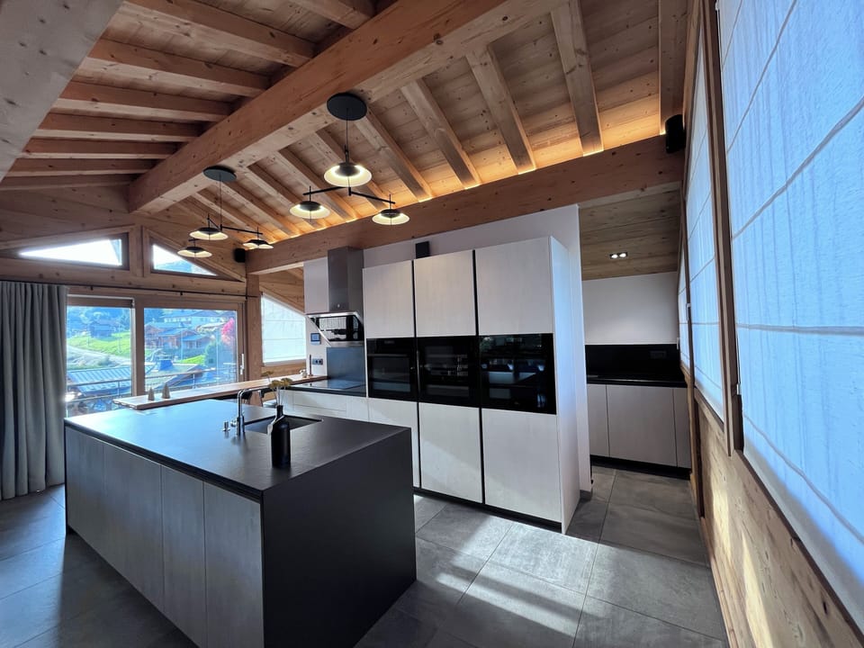 Full-size fridge, oven, stovetop, dishwasher