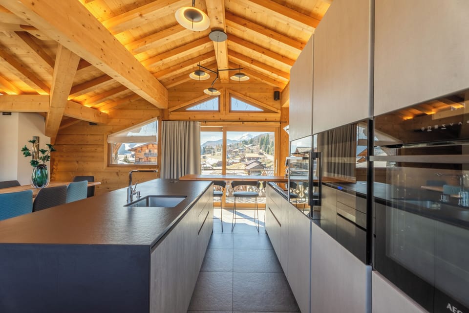 Full-size fridge, oven, stovetop, dishwasher