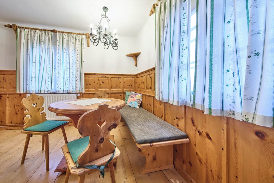 Family House, 2 Bedrooms, Garden View | In-room dining