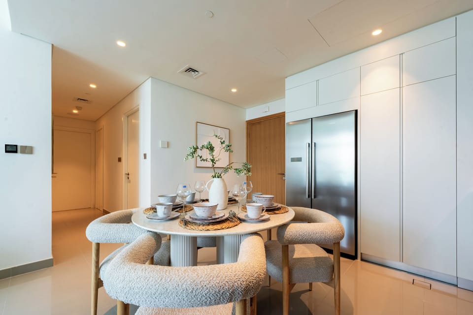 Deluxe Apartment, Balcony, Sea View | In-room dining