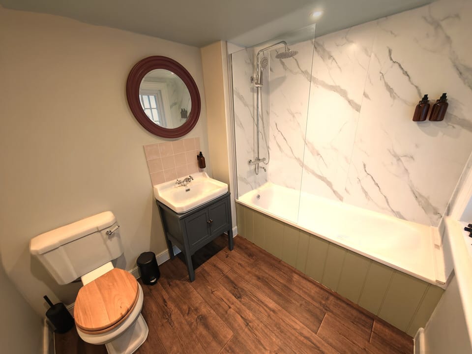 Deluxe Double or Twin Room | Bathroom | Hair dryer, towels, soap, shampoo