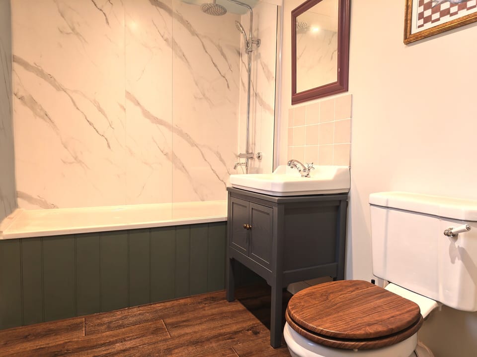 Deluxe Double or Twin Room | Bathroom | Hair dryer, towels, soap, shampoo