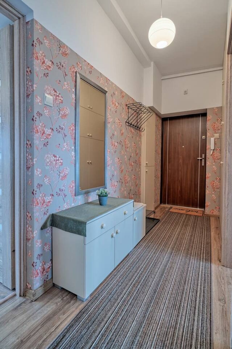 50m2 Apartment Perfect for 5 - Book Now with RENTUJEMY