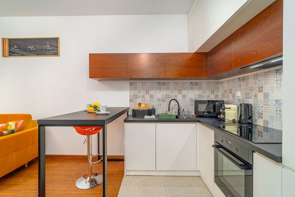 Modern Kitchen – Fully equipped with oven, microwave, coffee machine, kettle, and stylish dining bar with high stools | Book Now with RENTUJEMY.COM