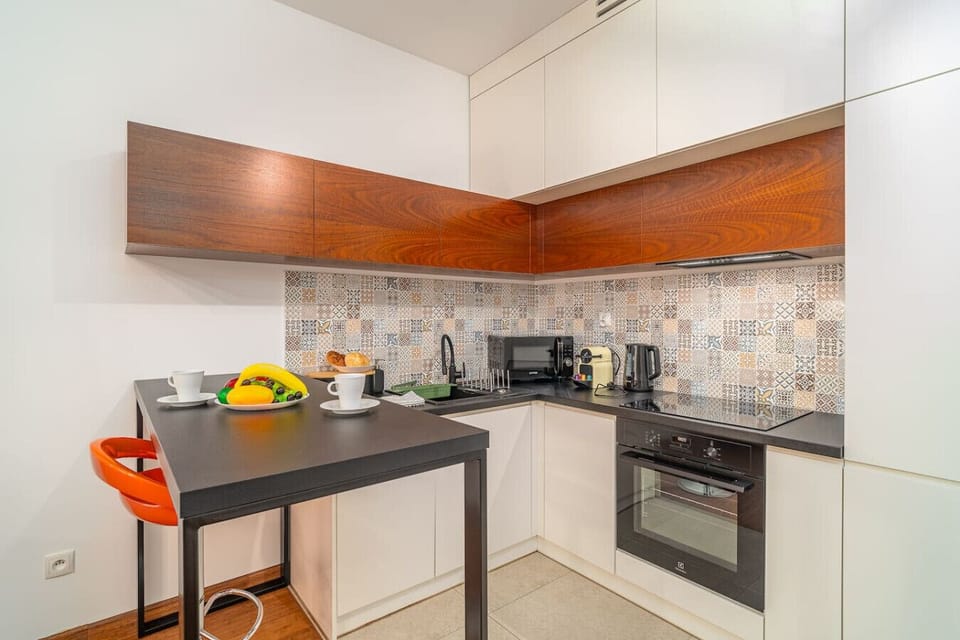 Modern Kitchen – Fully equipped with oven, microwave, coffee machine, kettle, and stylish dining bar with high stools | Book Now with RENTUJEMY.COM