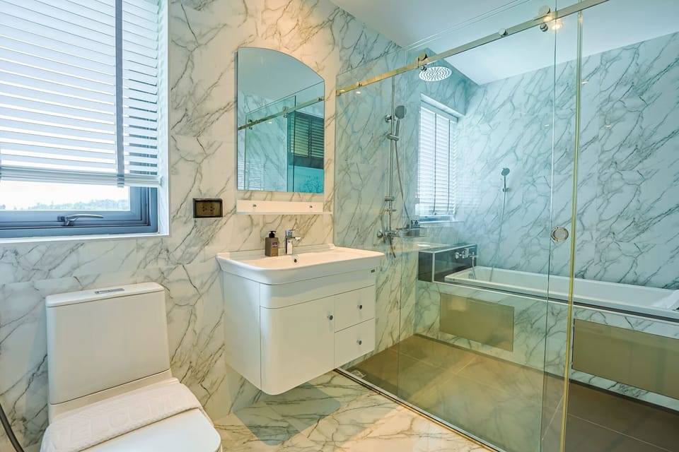 Executive Room | Bathroom | Shower, soap, shampoo, toilet paper