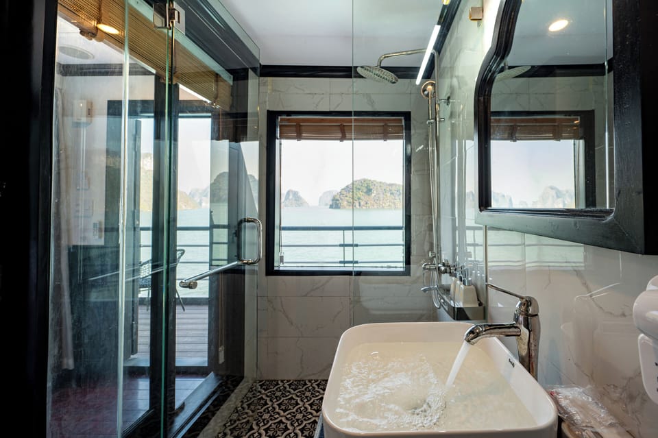 Shower, hydromassage showerhead, free toiletries, hair dryer