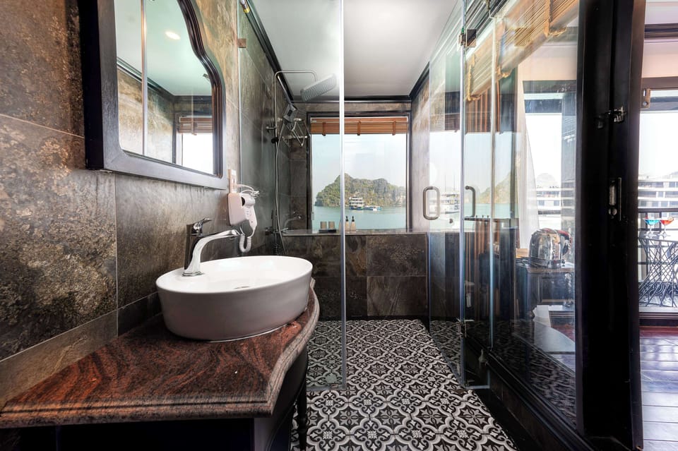 Shower, hydromassage showerhead, free toiletries, hair dryer