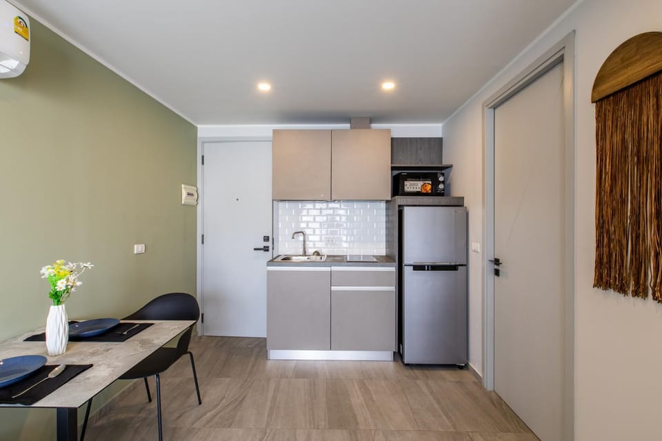 Apartment, Balcony, Mountain View | Private kitchenette | Electric kettle