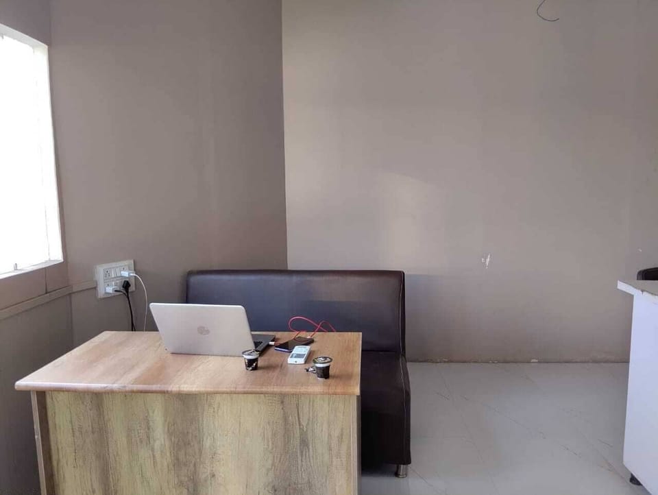 Deluxe Room, City View | Living area
