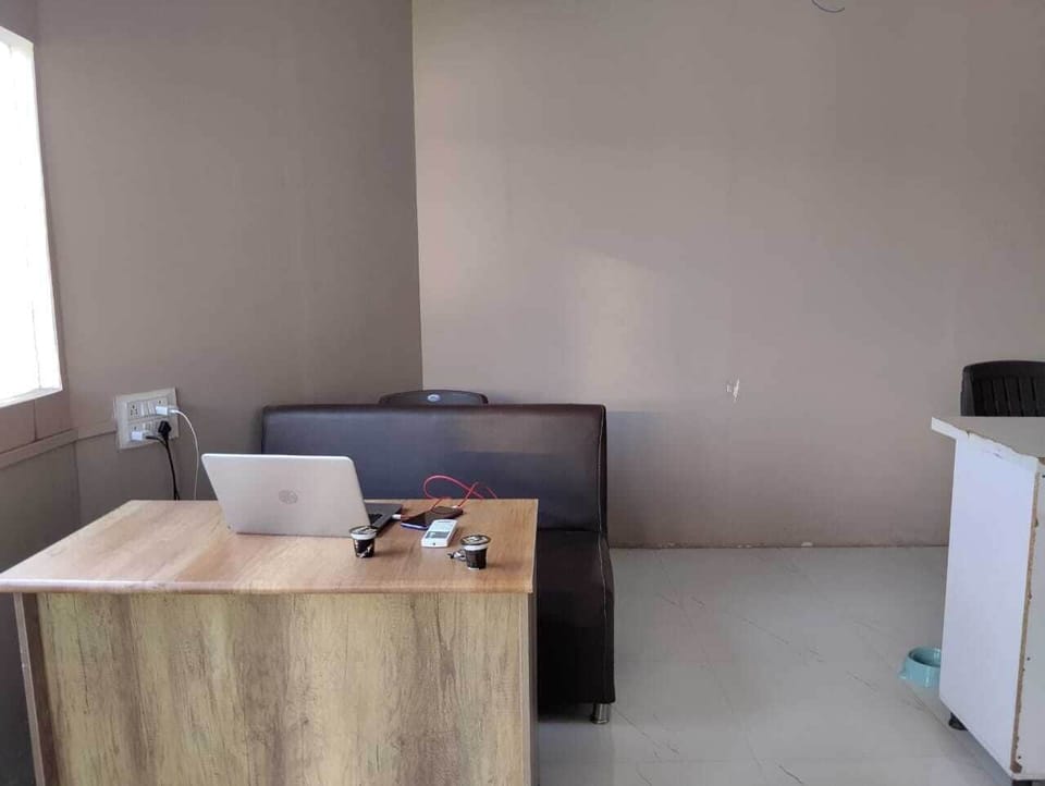 Deluxe Room, City View | Living area