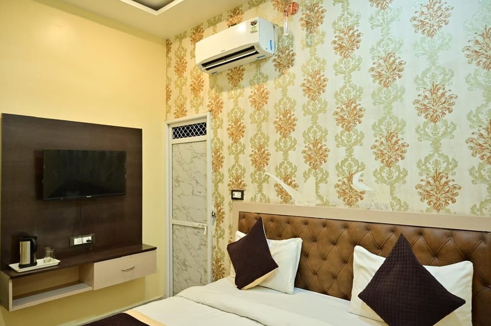 Hypo-allergenic bedding, desk, soundproofing, free WiFi