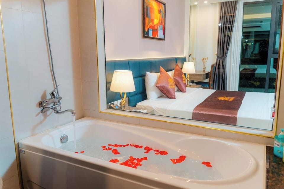 Deluxe Room, City View | Bathroom | Hair dryer, bidet, towels, soap
