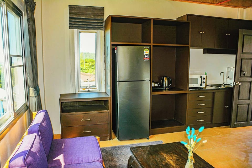 Apartment, 1 Bedroom, Smoking | Living room