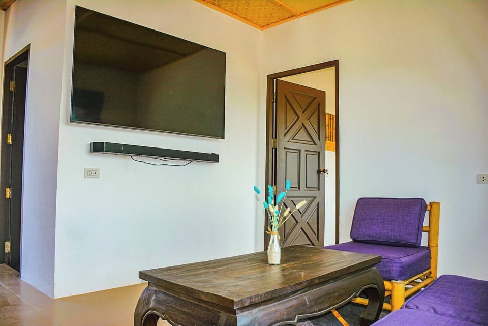 Apartment, 1 Bedroom, Smoking | Living room