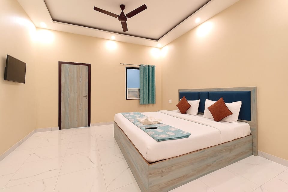 Hypo-allergenic bedding, in-room safe, desk, soundproofing