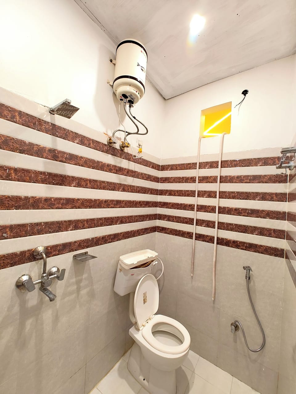 Deluxe Quadruple Room, Air conditioning | Bathroom | Shower, rainfall showerhead, slippers, towels