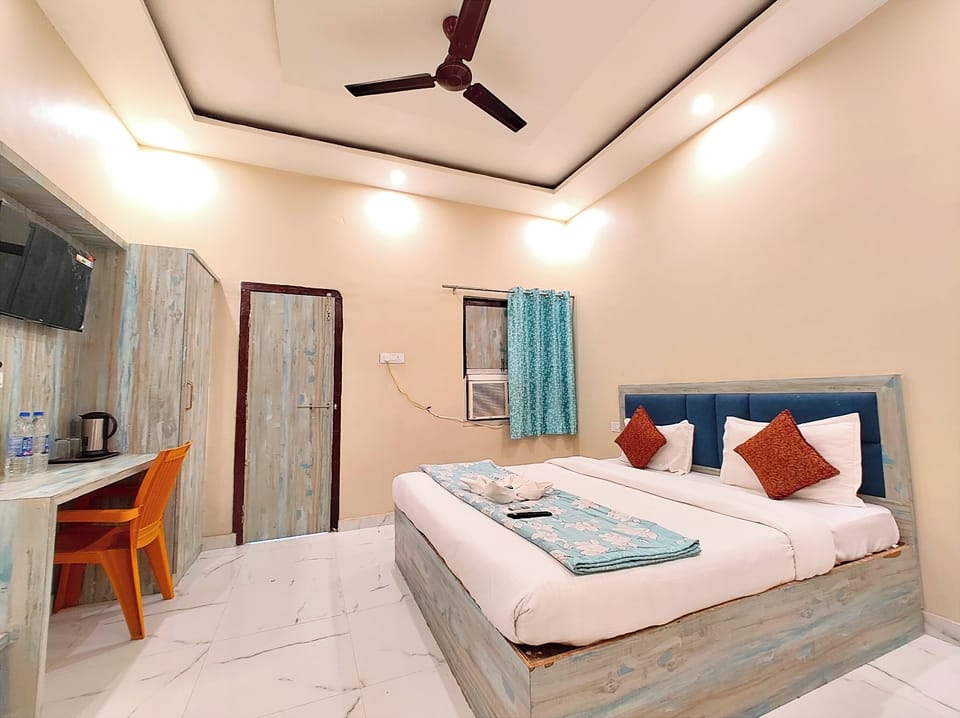 Deluxe Quadruple Room, Air conditioning | Hypo-allergenic bedding, in-room safe, desk, soundproofing