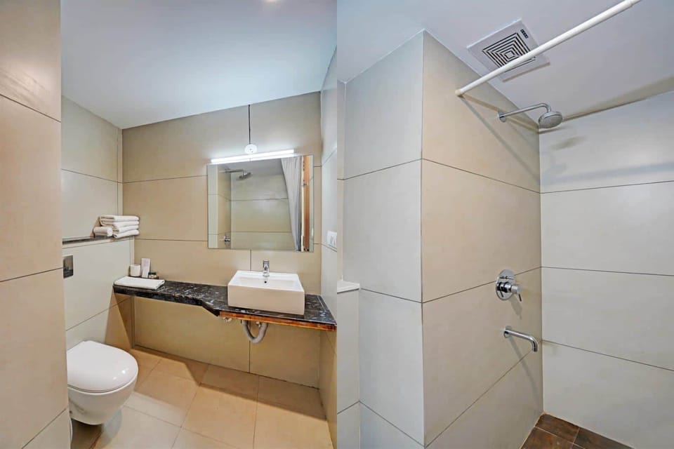 Deluxe Room, City View | Bathroom | Free toiletries, towels, soap, shampoo