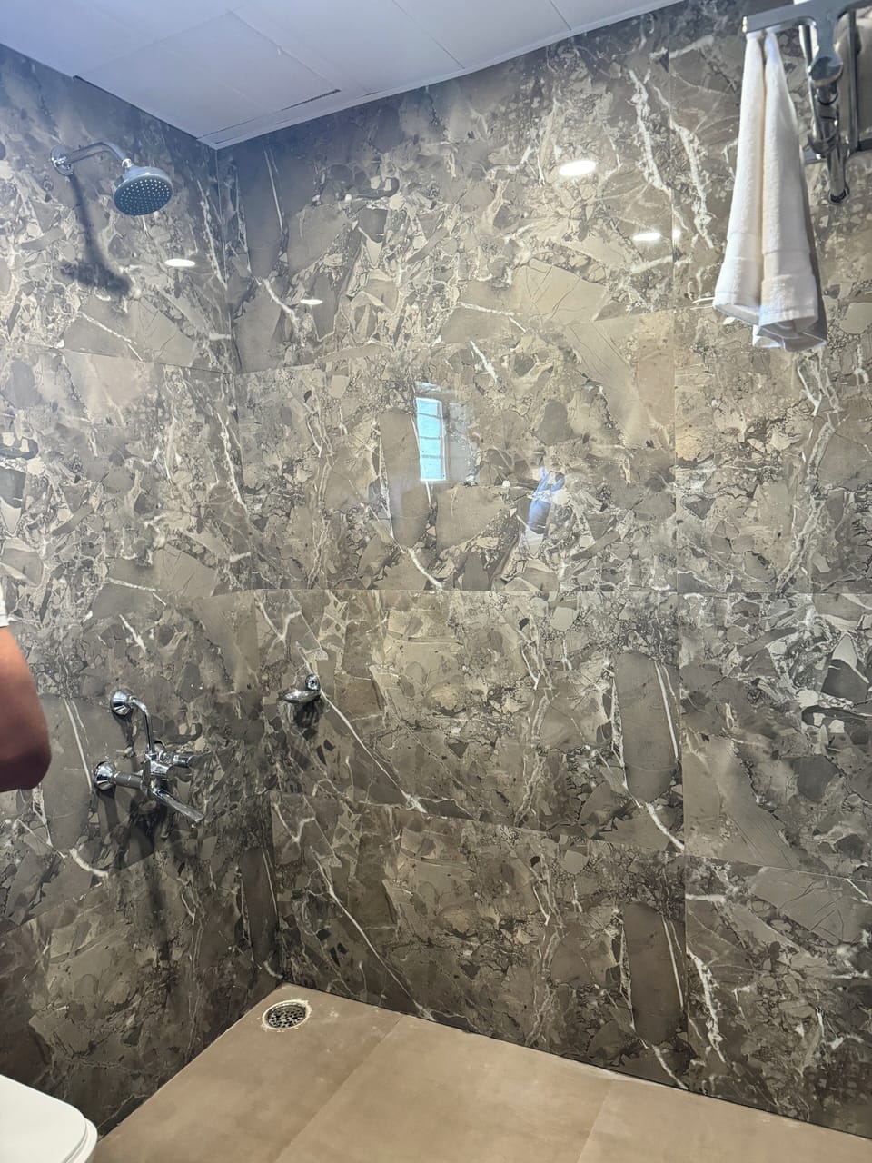 Premium Studio, 1 Queen Bed | Bathroom | Towels, soap, shampoo, toilet paper