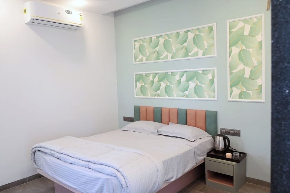 Classic Room | Laptop workspace, free WiFi