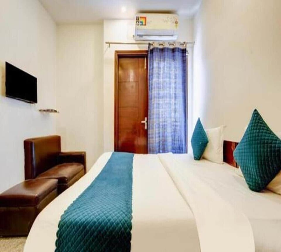 Double Room | Desk, laptop workspace, free WiFi, bed sheets