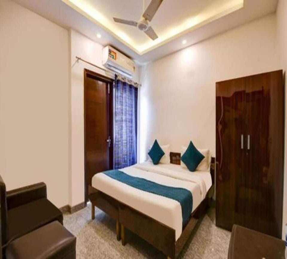 Double Room | Desk, laptop workspace, free WiFi, bed sheets